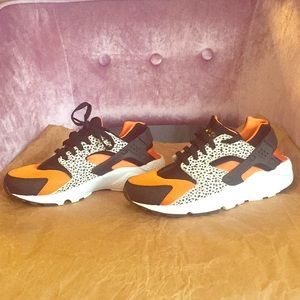 Gorgeous Orange and Black Nike Huaraches!!